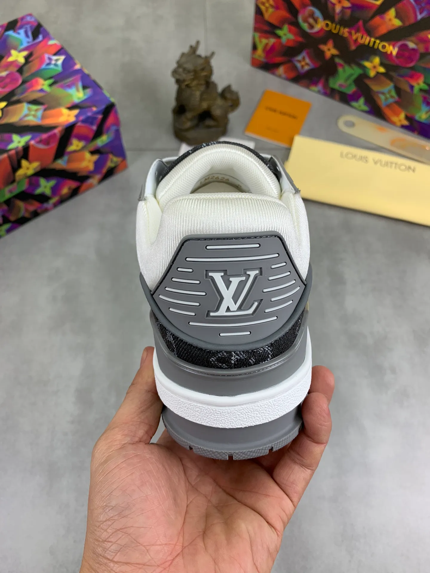 Men's shoes 💰P580 New style 💰💎💎Latest color High version 2025Louis*Vuitto* LV Traine Catwalk TRAINER outsole and fabric private model A shoe that definitely costs a lot of money and effort. This series was designed after the arrival of Vifgil. It is favored by many fans every season. Original TPU outsole Original packaging Men's size: 38-45 (46 can be customized) Color: White available (available from stock, super fast delivery)